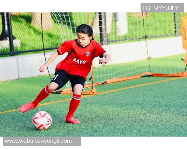 足球场上的魅力风采足球美女尽显青春活力与运动魅力 足球场上的魅力风采足球美女尽显青春活力与运动魅力